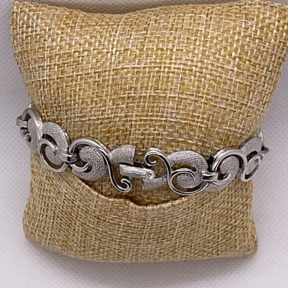 Vintage Silver-Tone Textured Circle-Link Bracelet With Secure Clasp - Picture 9 of 11
